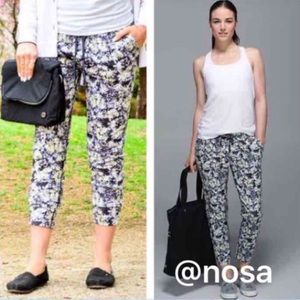 Lululemon Jet Crop Slim Crosscourt Petal Black Clarity Yellow Size 4